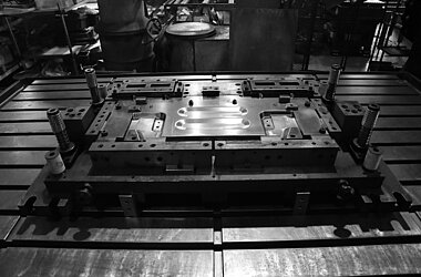 深拉和冲孔工具